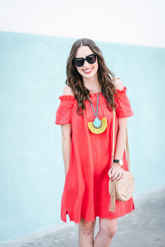 Comment porter des bijoux multicolores pour un style decontractés en été: Pense à opter pour un robe à épaules dénudées rouge et des bijoux multicolores pour un look confortable et décontracté. On craque pour cette tenue, tellement estivale.