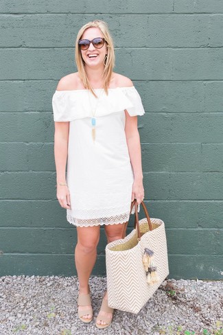 Comment porter un robe à épaules dénudées blanc: Pense à porter un robe à épaules dénudées blanc pour un look confortable et décontracté. Une paire de sandales compensées élastiques beiges apportera une esthétique classique à l'ensemble.