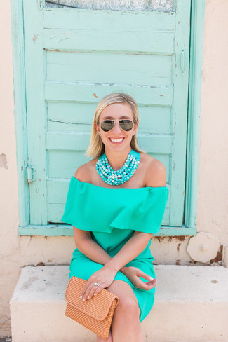 Comment porter un collier orné de perles turquoise: Essaie d'associer un robe à épaules dénudées turquoise avec un collier orné de perles turquoise pour une tenue relax mais stylée.