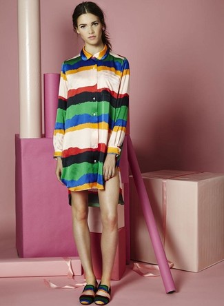 Tenue: Robe chemise à rayures horizontales multicolore, Slippers en daim à rayures horizontales multicolores
