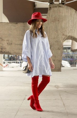 Comment porter un chapeau en laine rouge: Associe une robe chemise à rayures verticales bleu clair avec un chapeau en laine rouge pour un look idéal le week-end. Une paire de cuissardes en daim rouges rendra élégant même le plus décontracté des looks.