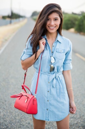 Comment porter un sac bandoulière en cuir bordeaux: Pense à porter une robe chemise en denim bleu clair et un sac bandoulière en cuir bordeaux pour créer un look génial et idéal le week-end.