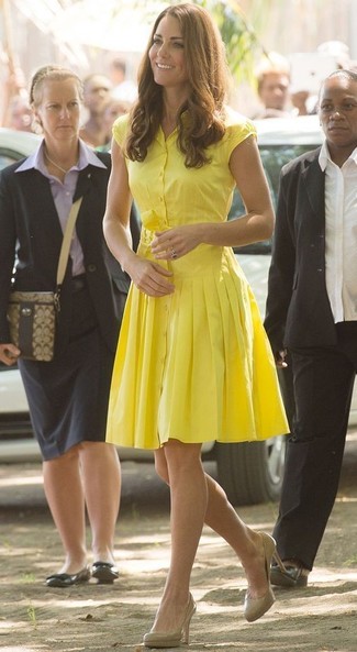 Comment porter une robe jaune: Opte pour une robe jaune pour un look de tous les jours facile à porter. Cette tenue est parfait avec une paire de escarpins en cuir beiges.