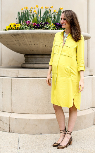 Comment porter des escarpins dorés: Porte une robe chemise jaune pour un look de tous les jours facile à porter. Une paire de escarpins dorés est une option génial pour complèter cette tenue.