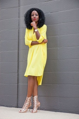 Comment porter des sandales à talons marron clair à 20 ans: Pense à porter une robe chemise jaune pour une tenue idéale le week-end. Une paire de sandales à talons marron clair est une option astucieux pour complèter cette tenue.