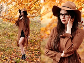 Tenue: Robe chemise marron, Minijupe noire, Bottines chelsea en cuir noires, Chapeau en laine marron clair