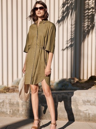 Comment porter une robe chemise olive: Opte pour une robe chemise olive pour une tenue idéale le week-end. Termine ce look avec une paire de sandales compensées en cuir marron.