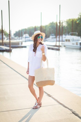 Comment porter un bas de bikini: Harmonise une robe chemise blanche avec un bas de bikini pour une tenue relax mais stylée. Une paire de sandales plates en cuir ornées marron est une option parfait pour complèter cette tenue.