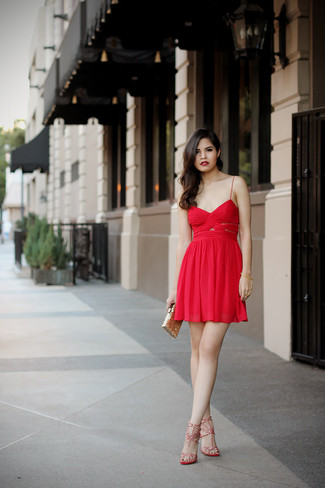 Comment porter des sandales à talons en cuir rouges: Porte une robe de cocktail en chiffon rouge pour se sentir en toute confiance et être à la mode. Termine ce look avec une paire de sandales à talons en cuir rouges.