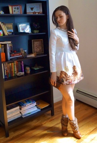 Comment porter une robe de cocktail imprimée blanche: Pour une tenue de tous les jours pleine de caractère et de personnalité choisis une robe de cocktail imprimée blanche. Assortis ce look avec une paire de bottines en cuir marron.