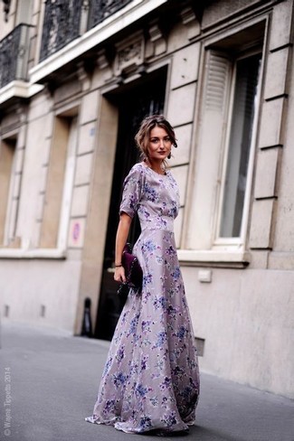 Comment porter une robe de soirée à fleurs violet clair: Pense à opter pour une robe de soirée à fleurs violet clair pour un look classique et élégant.