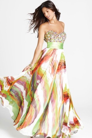 Comment s'habiller à 20 ans pour un style elégantes: Choisis une robe de soirée à rayures verticales multicolore pour avoir l'air vraiment magnifique.