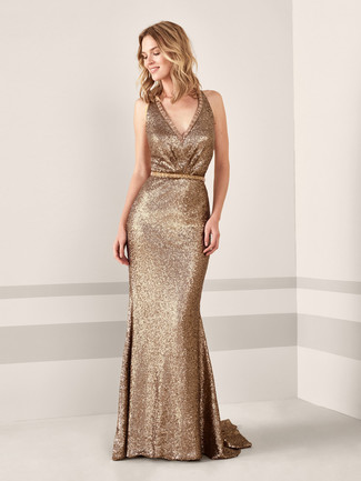 Comment porter une robe de soirée dorée: Porte une robe de soirée dorée pour un look pointu et élégant.