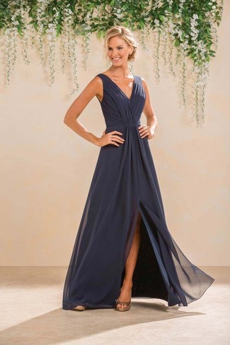 Comment porter une robe de soirée en chiffon bleu marine: Opte pour une robe de soirée en chiffon bleu marine pour avoir l'air vraiment magnifique. Une paire de escarpins en satin dorés s'intégrera de manière fluide à une grande variété de tenues.