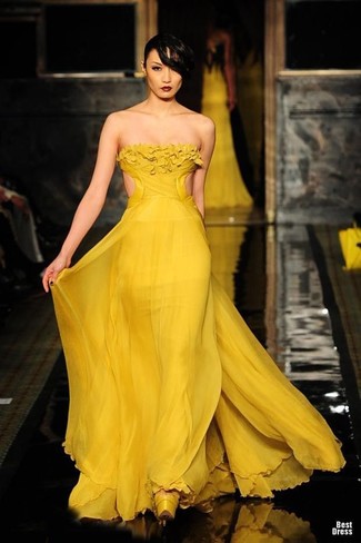 Comment porter une robe de soirée en chiffon jaune: Choisis une robe de soirée en chiffon jaune pour avoir l'air vraiment magnifique. Assortis ce look avec une paire de sandales à talons en cuir moutarde.