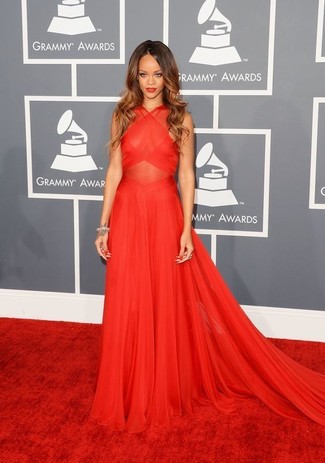 Tenue de Rihanna: Robe de soirée en chiffon rouge