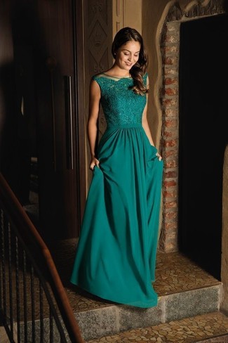 Comment porter une robe de soirée bleu canard: Pense à porter une robe de soirée bleu canard pour un look classique et élégant.