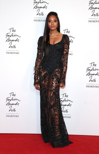 Tenue de Naomi Campbell: Robe de soirée en dentelle noire, Collier argenté