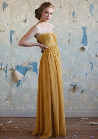 Comment porter une robe de soirée moutarde à 30 ans: Opte pour une robe de soirée moutarde pour un look pointu et élégant.