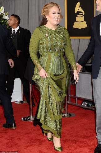 Tenue de Adele: Robe de soirée olive, Escarpins en satin olive