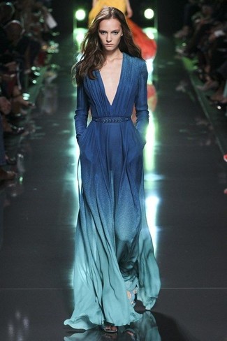Comment porter une robe de soirée ombre bleue: Opte pour une robe de soirée ombre bleue pour un look stylé et raffinée.