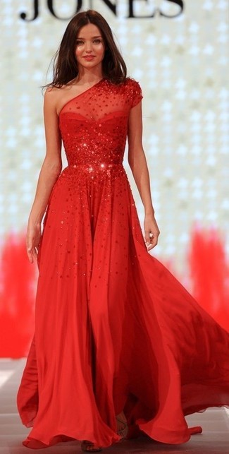 Comment porter une robe de soirée pailletée rouge: Opte pour une robe de soirée pailletée rouge pour un look pointu et élégant.