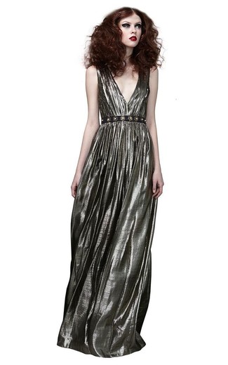Comment porter une robe de soirée plissée grise pour un style elégantes quand il fait très chaud: Porte une robe de soirée plissée grise pour dégager classe et sophistication.