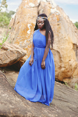 Comment porter un bandeau pour un style elégantes: Essaie d'associer une robe de soirée plissée bleue avec un bandeau pour affronter sans effort les défis que la journée te réserve.