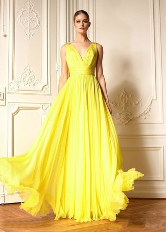 Comment porter une robe de soirée jaune: Pense à porter une robe de soirée jaune pour un look stylé et raffinée.