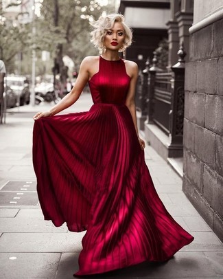 Comment porter une robe de soirée plissée bordeaux: Choisis une robe de soirée plissée bordeaux pour un look pointu et élégant.