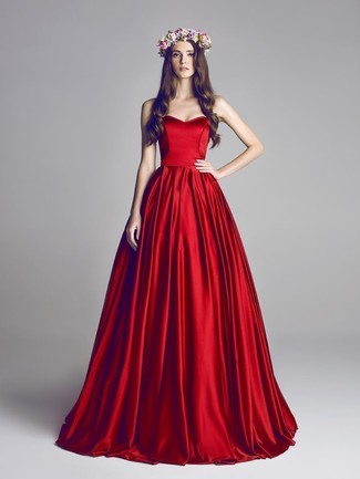 Comment porter une robe de soirée plissée rouge: Porte une robe de soirée plissée rouge pour dégager classe et sophistication.