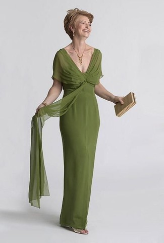 Comment s'habiller après 50 ans: Choisis une robe de soirée en chiffon olive pour un look classique et élégant. Une paire de des sandales à talons en cuir dorées est une option parfait pour complèter cette tenue.