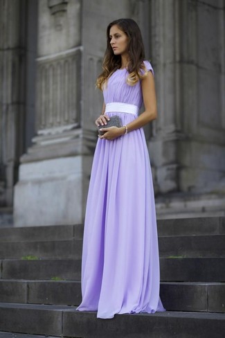 Comment porter une pochette argentée: Choisis une robe de soirée violet clair et une pochette argentée pour une tenue raffinée mais idéale le week-end.