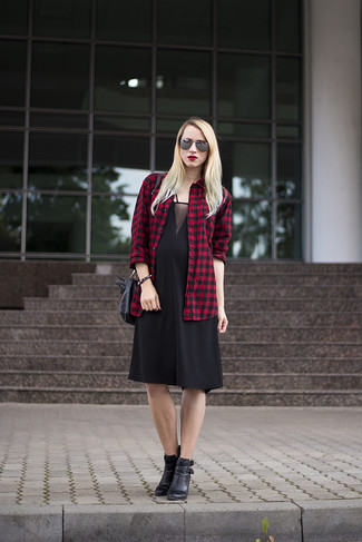 Comment porter une robe débardeur: Choisis une robe débardeur et une chemise de ville écossaise rouge et noir pour obtenir un look relax mais stylé. Complète ce look avec une paire de bottines en cuir noires.