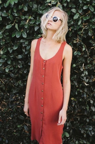 Comment porter une robe rouge pour un style relax en été à 30 ans: Opte pour une robe rouge pour créer un look génial et idéal le week-end. Pour pour les journées estivales cette tenue est juste superbe.