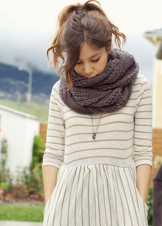 Comment porter une écharpe en tricot: Pense à harmoniser une robe décontractée à rayures horizontales blanc et marron avec une écharpe en tricot pour créer un look génial et idéal le week-end.