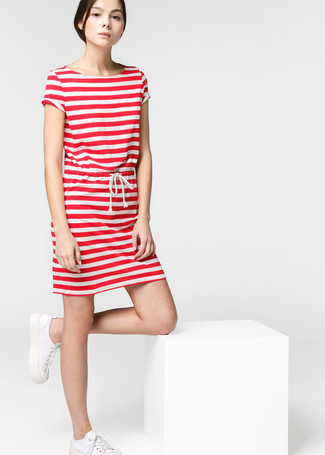 Comment porter une robe décontractée à rayures horizontales blanc et rouge: Opte pour une robe décontractée à rayures horizontales blanc et rouge pour une impression décontractée. Une paire de baskets basses blanches est une option parfait pour complèter cette tenue.