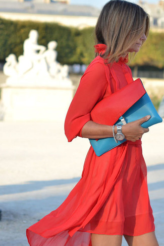 Comment porter une montre argentée: Harmonise une robe décontractée en chiffon rouge avec une montre argentée pour créer un look génial et idéal le week-end.