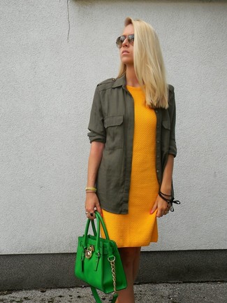 Comment porter un chemisier boutonné vert foncé: Pour créer une tenue idéale pour un déjeuner entre amis le week-end, opte pour un chemisier boutonné vert foncé avec une robe décontractée moutarde.