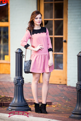 Comment porter un sac bandoulière matelassé: Porte une robe décontractée rose et noir et un sac bandoulière matelassé pour un look idéal le week-end. Une paire de bottines en daim noires est une option judicieux pour complèter cette tenue.