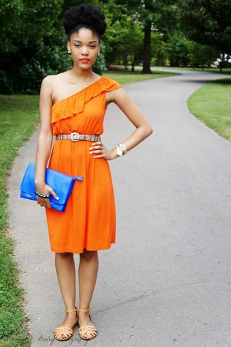 Comment porter des sandales plates en cuir beiges: Pense à porter une robe décontractée orange pour une tenue idéale le week-end. Complète ce look avec une paire de sandales plates en cuir beiges.