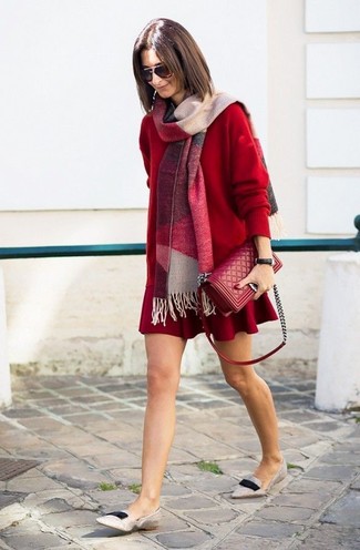 Comment porter une écharpe écossaise rouge: Pense à opter pour une robe décontractée en tricot rouge et une écharpe écossaise rouge pour une tenue idéale le week-end. Jouez la carte classique pour les chaussures et termine ce look avec une paire de slippers en cuir gris.