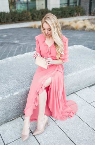 Comment porter une robe drapée en chiffon à volants rose: Porte une robe drapée en chiffon à volants rose pour obtenir un look relax mais stylé. Assortis ce look avec une paire de escarpins en cuir beiges.