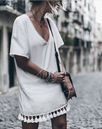 Comment porter une robe droite blanche et noire: Pour une tenue de tous les jours pleine de caractère et de personnalité porte une robe droite blanche et noire.