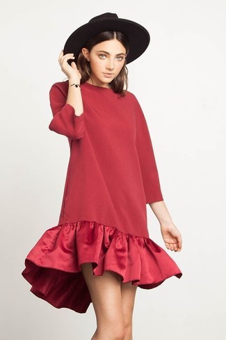 Comment porter une robe droite à volants rouge: Opte pour une robe droite à volants rouge pour une tenue idéale le week-end.