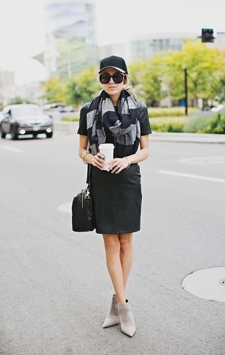 Comment porter une casquette noire: Pense à marier une robe droite en cuir noire avec une casquette noire pour un look confortable et décontracté. Cette tenue est parfait avec une paire de bottines en daim grises.
