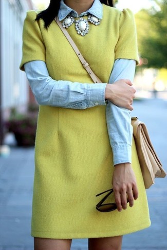 Comment porter une robe droite moutarde pour un style chic decontractés: Essaie de marier une robe droite moutarde avec une chemise en jean bleu clair pour un look de tous les jours facile à porter.