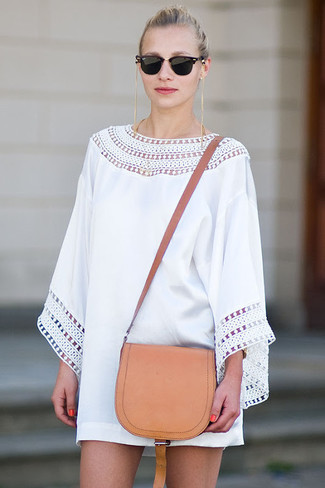 Comment porter un sac bandoulière en cuir beige: Associe une robe droite en crochet blanche avec un sac bandoulière en cuir beige pour un look idéal le week-end.