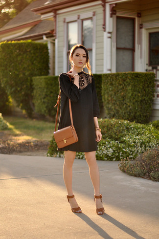 Comment porter une robe droite noire en été: Pense à porter une robe droite noire si tu recherches un look stylé et soigné. Une paire de sandales à talons en cuir marron clair est une option judicieux pour complèter cette tenue. C'est une tenue sublime pour être fin prête pour cet été.