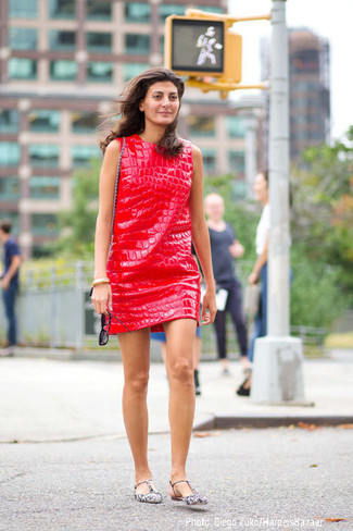 Comment porter des ballerines en cuir imprimées grises à 30 ans: Porte une robe droite en cuir rouge pour créer un look chic et décontracté. Une paire de ballerines en cuir imprimées grises apporte une touche de décontraction à l'ensemble.